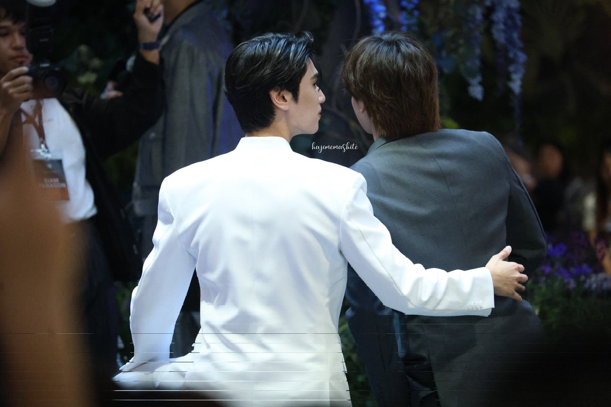 JananiIlan12447's tweet photo. Dunk have some magnet or something that  he’s not leaving Joong clam down Dunk he’s yours 🤏🏻😘

JOONGDUNK AT SIAM PARAGON 

#SiamParagon20thAnniversaryxJoongD https://t.co/dpq908SnHj