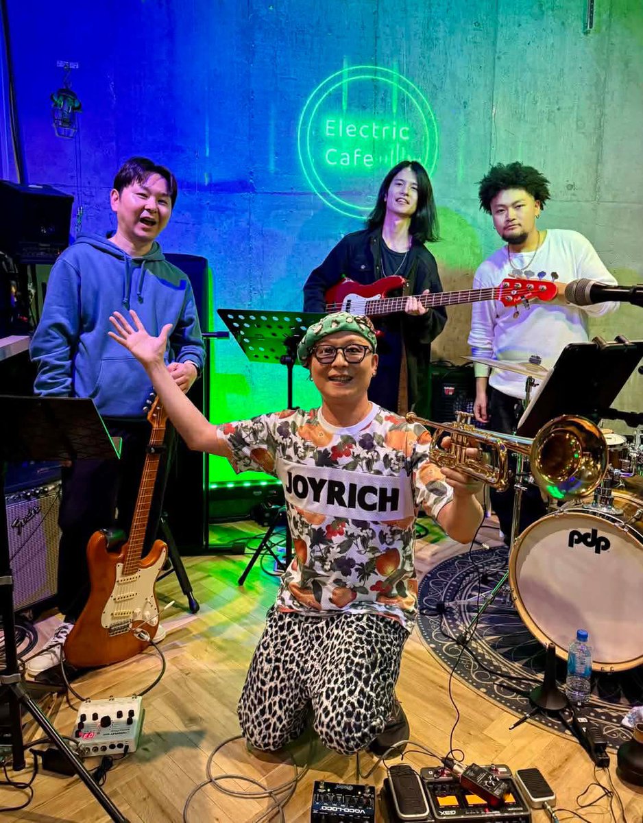 rappaatsushi's tweet image. 11/29、チャランエレクトリックカルテット@南青山エレクトリックカフェ、ご来場ありがとうございました！
なかなかにヘビーなビートでやれたんじゃないかと思います！
このユニット、来年もライブ出来そうなのでまた詳細決まり次第告知します！
楽しかった!
@Atsushi_yocchan 
@Ryu_Drummer_003