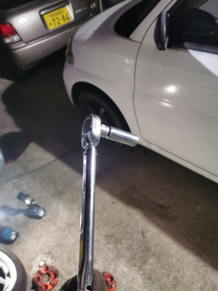 RTM_VM's tweet image. タイヤ交換してたら「この辺でバール持った作業着の男がうろついてる」って通報あったって警察来た

敷地内でタイヤ交換してるだけなのに失礼しちゃうね😅