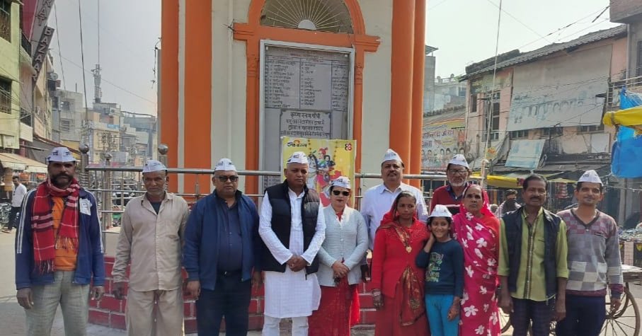 AAPJhansiMandal's tweet image. मोदी की तानाशाही के कारण देश भर में 25 से ज्यादा BLO की जान चली गई। 

मोदी के चुनावी घोटाले को उजागर करने और जान गंवाने वाले BLO को श्रद्धांजलि देने के लिए ललितपुर जनपद में जिलाध्यक्ष हरदयाल सिंह जी के नेतृत्व में AAP कार्यकर्ताओं एवं पदाधिकारियों ने श्रद्धा सुमन अर्पित किया।