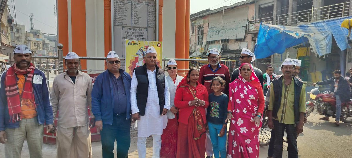 AAPJhansiMandal's tweet image. मोदी की तानाशाही के कारण देश भर में 25 से ज्यादा BLO की जान चली गई। 

मोदी के चुनावी घोटाले को उजागर करने और जान गंवाने वाले BLO को श्रद्धांजलि देने के लिए ललितपुर जनपद में जिलाध्यक्ष हरदयाल सिंह जी के नेतृत्व में AAP कार्यकर्ताओं एवं पदाधिकारियों ने श्रद्धा सुमन अर्पित किया।