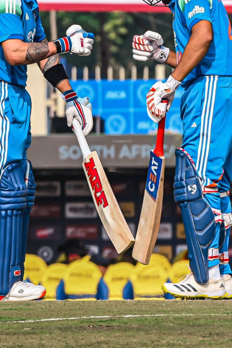 CrickMemes31's tweet photo. RO-KO 🏏🤜🏻🤛🏻 #RohitSharma𓃵 #ViratKohli #INDvSA https://t.co/fcw6owZLXN