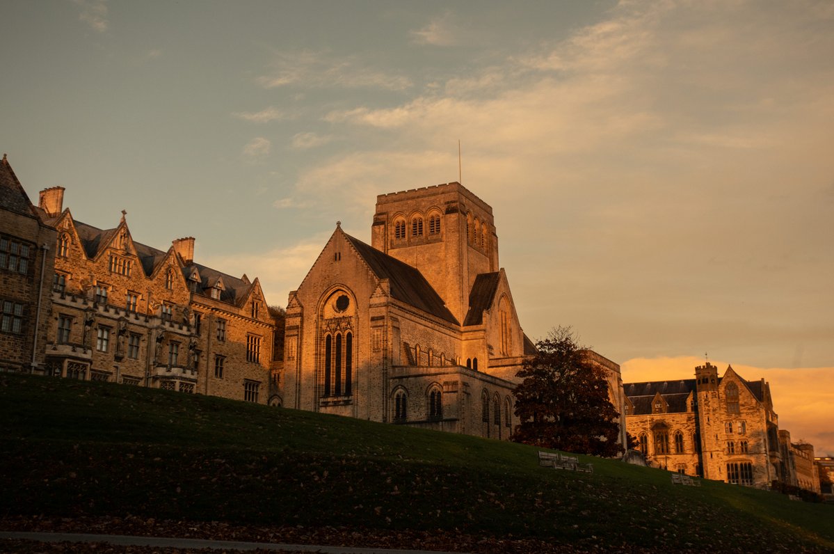Today we begin the Church’s year with the First Sunday of Advent, a season of preparation and hope. Advent reminds us of God’s closeness. We make our own the simple prayer of the season, “Come, Lord Jesus”, repeating it in every moment that needs his light.