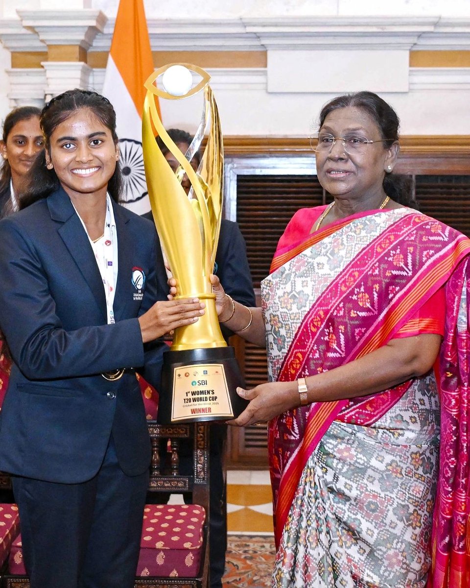 ASKUMASHANKAR's tweet image. राष्ट्रपति भवन में राष्ट्रपति द्रोपदी मुर्मू जी मिलीं ब्लाइंड महिला t20 वर्ल्ड चैंपियन टीम से 
#DroupadiMurmu #BlindCricketTeam #womenscricket