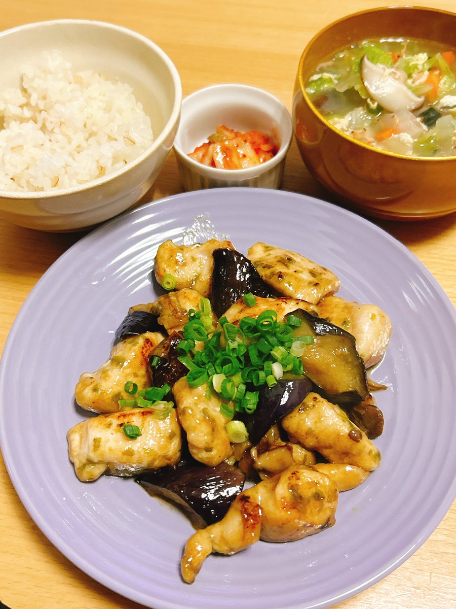 鶏とナスのオイスター炒め、野菜と卵のスープ、キムチ。
中華系スープは干しエビ入れると美味しいよね(*´ч`*)