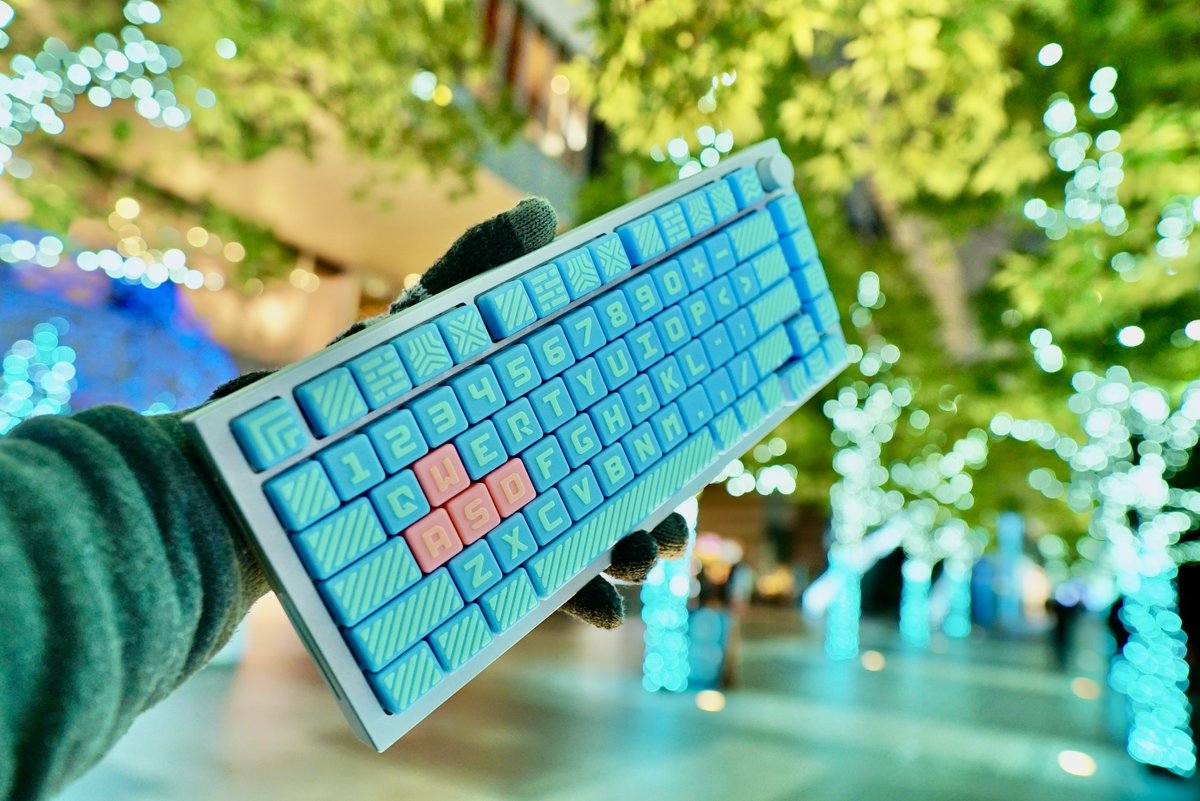 wakurysan's tweet photo. Christmas with partner
Keyboard: Glorious GMMK PRO 
Switch: Yushakobo Fairy Silent Linear Switch  
Keycap: GlowKeycap
#KEEB_PD #KEEB_PD_R278 
#キーボードのカレンダーを作ろう2026 https://t.co/oOEIQmesXB
