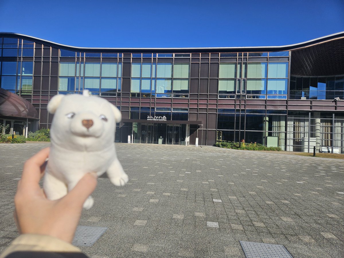 岐阜にて、今年3回目のぎふメディアコスモス。伊東豊雄さんの建築に日々入れるなんていいなぁ。良き場所で原稿書きました。