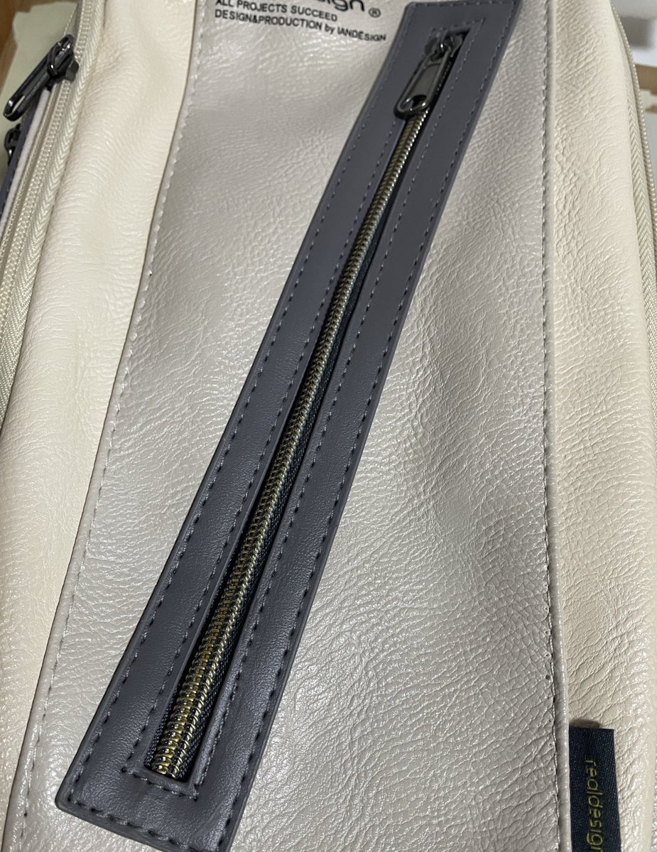 負けたので絵を描きます。
描けと言われたバッグに。