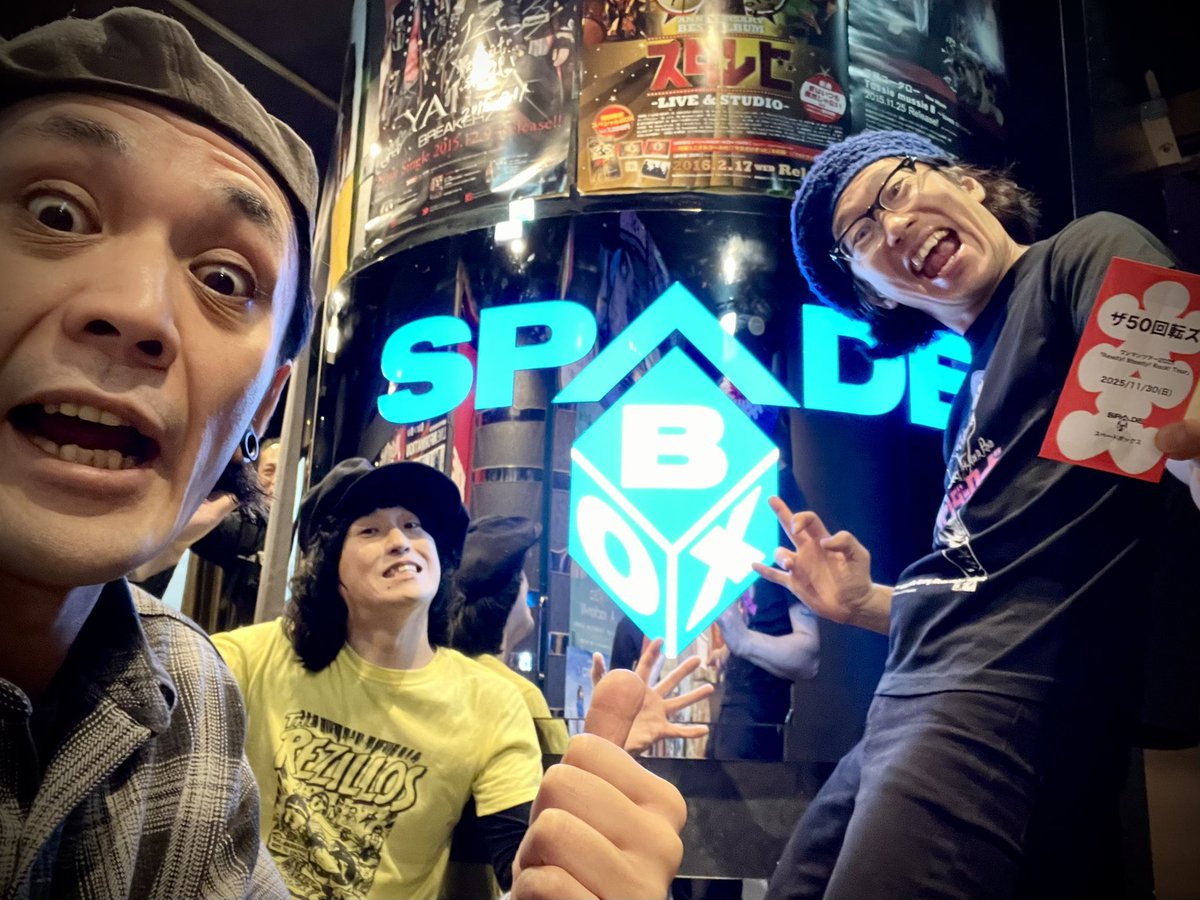 ワンマンアンドン スエ 58in Canyon Walnut 4-Door TV Console | Whalen Furniture