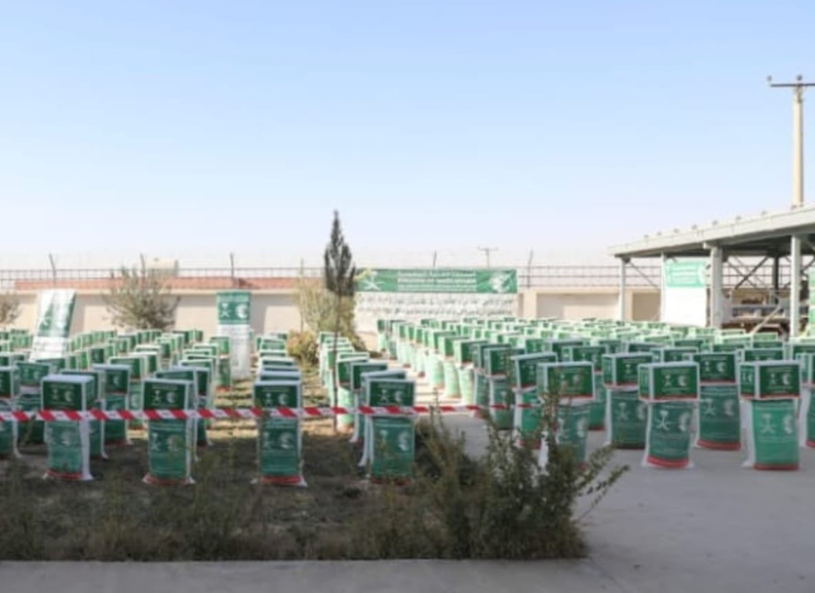 KSAembassyAFG's tweet photo. قام # مركز _ الملك _ سلمان _ للإغاثة والاعمال الإنسانية بتقديم مساعدات غذائية عدد (512) سلة غذائية  منمشروع الأمن الغذائي والطوارئ في أفغانستان للعام 2025م – 2026م، في شمال أفغانستان في مدينة ايبك مركز ولاية سمنجان ، بتاريخ 29-11-2025م بالتعاون مع إدارة شؤون المهاجرين والعائدين https://t.co/YgiY3SM0Xg