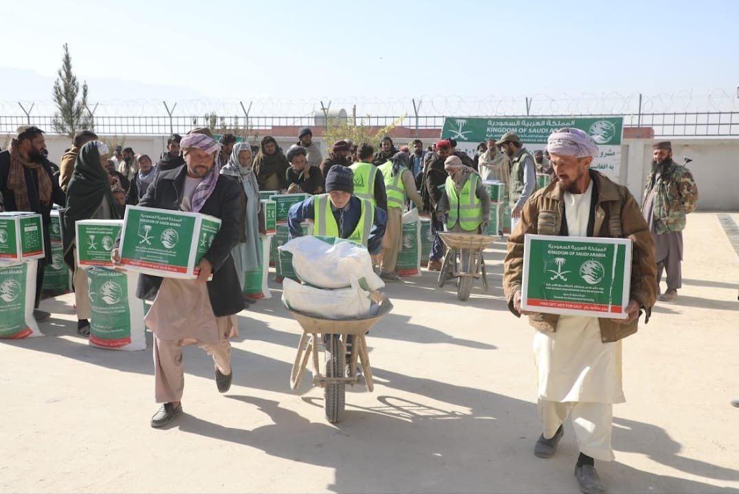 KSAembassyAFG's tweet photo. قام # مركز _ الملك _ سلمان _ للإغاثة والاعمال الإنسانية بتقديم مساعدات غذائية عدد (512) سلة غذائية  منمشروع الأمن الغذائي والطوارئ في أفغانستان للعام 2025م – 2026م، في شمال أفغانستان في مدينة ايبك مركز ولاية سمنجان ، بتاريخ 29-11-2025م بالتعاون مع إدارة شؤون المهاجرين والعائدين https://t.co/YgiY3SM0Xg