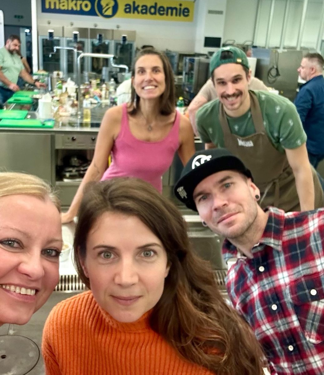 ProVeg_Int's tweet image. ProVeg Czechia successfully organised their very first workshop for foodservice professionals! 👨‍🍳
The event was led by a #PlantBased chef and welcomed participants from various catering teams. Participants praised the practical focus, engaging format, and culinary inspiration.