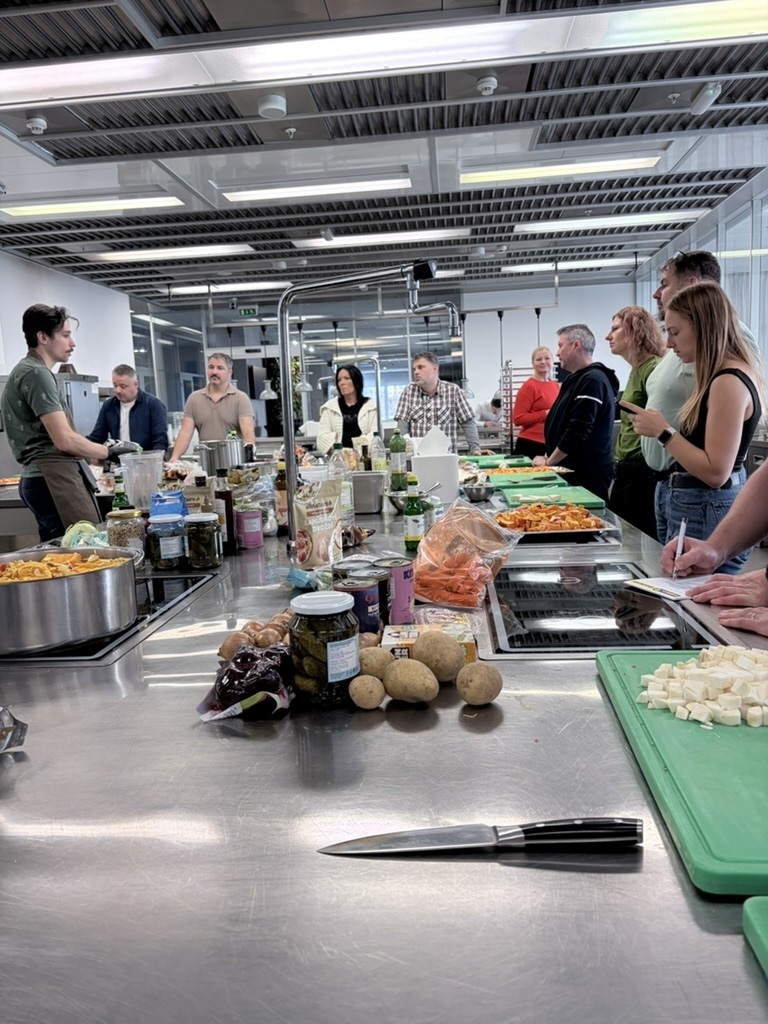 ProVeg_Int's tweet image. ProVeg Czechia successfully organised their very first workshop for foodservice professionals! 👨‍🍳
The event was led by a #PlantBased chef and welcomed participants from various catering teams. Participants praised the practical focus, engaging format, and culinary inspiration.
