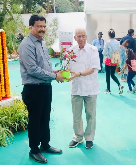 mybmc's tweet image. 🌿भायखळा येथील वीरमाता जिजाबाई भोसले वनस्पती उद्यान आणि प्राणिसंग्रहालयात भरविण्यात आलेल्या बोन्साय आणि ओरिगामी कला प्रदर्शनाला पद्मविभूषण आणि पद्मभूषण पुरस्काराने सन्मानित ख्यातनाम रसायनशास्त्र अभियंता प्रा. डॉ. एम. एम. शर्मा यांनी आज भेट दिली. 

🍀बृहन्मुंबई महानगरपालिका, वृक्ष…