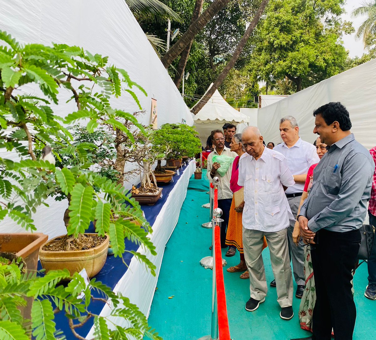 mybmc's tweet image. 🌿भायखळा येथील वीरमाता जिजाबाई भोसले वनस्पती उद्यान आणि प्राणिसंग्रहालयात भरविण्यात आलेल्या बोन्साय आणि ओरिगामी कला प्रदर्शनाला पद्मविभूषण आणि पद्मभूषण पुरस्काराने सन्मानित ख्यातनाम रसायनशास्त्र अभियंता प्रा. डॉ. एम. एम. शर्मा यांनी आज भेट दिली. 

🍀बृहन्मुंबई महानगरपालिका, वृक्ष…