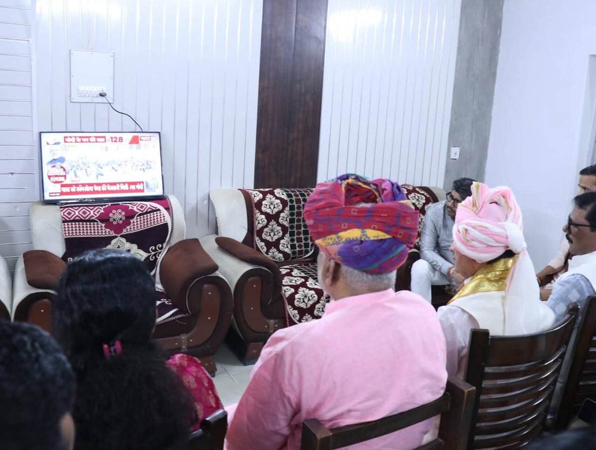 madanrrathore's tweet image. आज पाली सर्किट हाउस में यशस्वी प्रधानमंत्री श्री नरेंद्र मोदी जी के लोकप्रिय कार्यक्रम ‘मन की बात’ के 128वें संस्करण को सुना। कार्यक्रम में माननीय प्रधानमंत्री जी ने वोकल फॉर लोकल अभियान को नई दिशा देते हुए G20 शिखर सम्मेलन में कनाडा के प्रधानमंत्री को भेंट की
#MannKiBaat #Pali