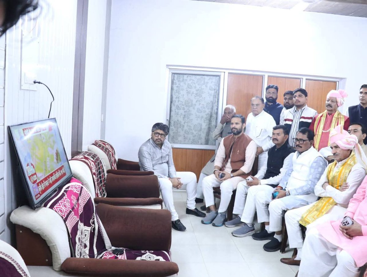 madanrrathore's tweet image. आज पाली सर्किट हाउस में यशस्वी प्रधानमंत्री श्री नरेंद्र मोदी जी के लोकप्रिय कार्यक्रम ‘मन की बात’ के 128वें संस्करण को सुना। कार्यक्रम में माननीय प्रधानमंत्री जी ने वोकल फॉर लोकल अभियान को नई दिशा देते हुए G20 शिखर सम्मेलन में कनाडा के प्रधानमंत्री को भेंट की
#MannKiBaat #Pali