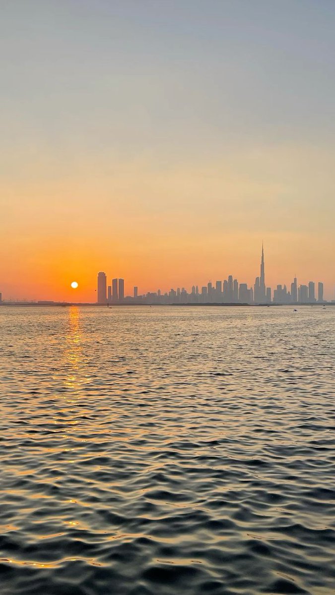 mfarooqbukhsh's tweet image. Sunset in Doha: where the sky meets the sea in a perfect harmony of colors.🌞🌊

 #GoldenHour #DohaSunset&quot;
#Qatar