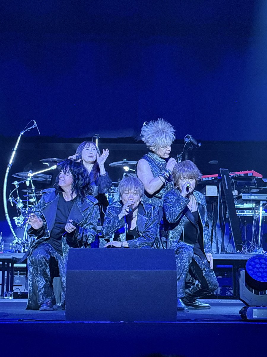 福ちゃんのMCでやられたわ。
貰い泣きして、そこからの影さんMCとTRUE DIRECTION。
隣のお姉様なんて曲の最中ずっと泣いてた。
最初体調悪いんじゃないか？と心配したけど違った。
帰りには両隣の席の方とハイタッチ。
インキャでも優しく受け入れてくれるのが守護神！最高！

#JAMProject
#福山芳樹