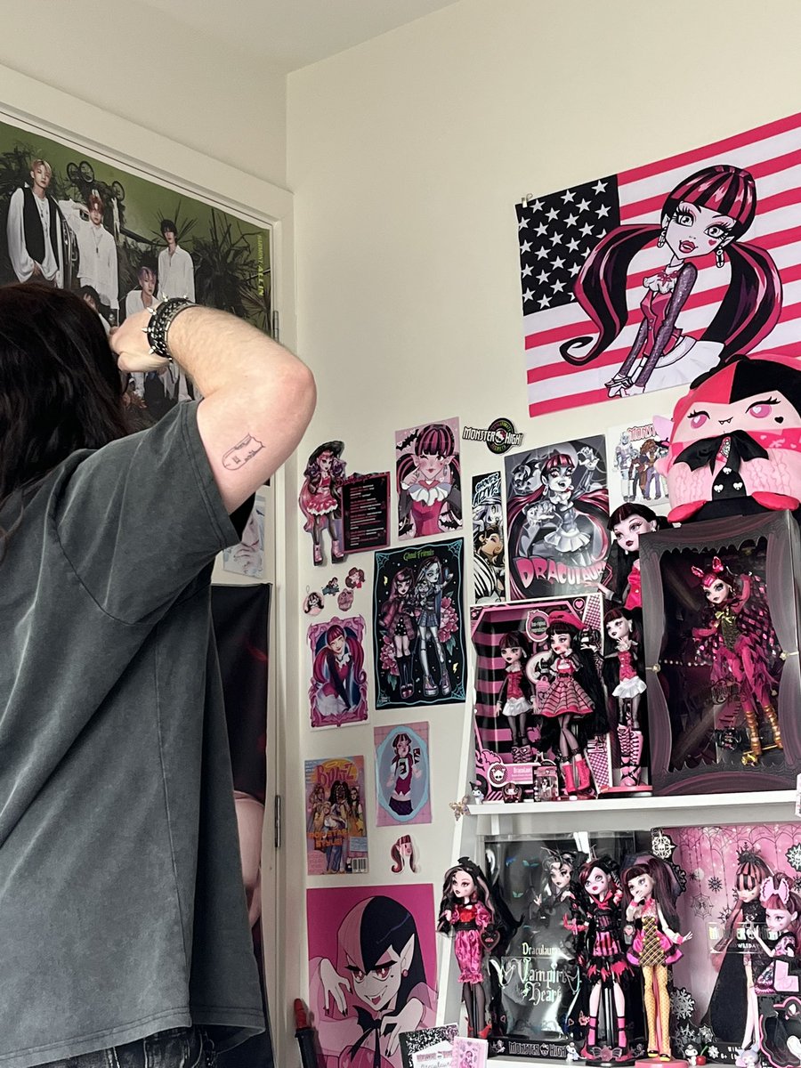 antxbee_'s tweet image. made my bf stand for our national anthem (monster high fright song)