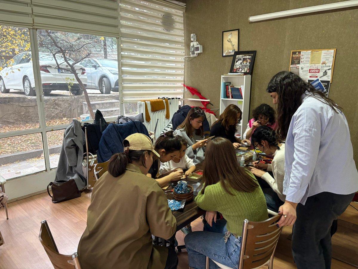 DHAyranci's tweet image. Emekçi Kadınlar Derneği ile düzenlenen Mozaik Atölyemiz Ayrancı Dayanışma Evi&apos;nde gerçekleştirildi. 

Aralık ayında, yeni etkinliklerimizde görüşmek üzere.