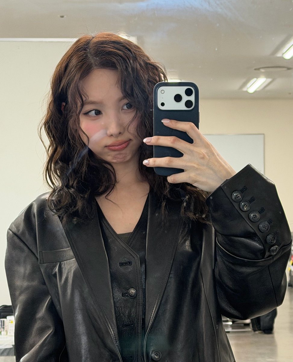 imnayeonarchive's tweet image. i really love nayeon’s mirror selfies