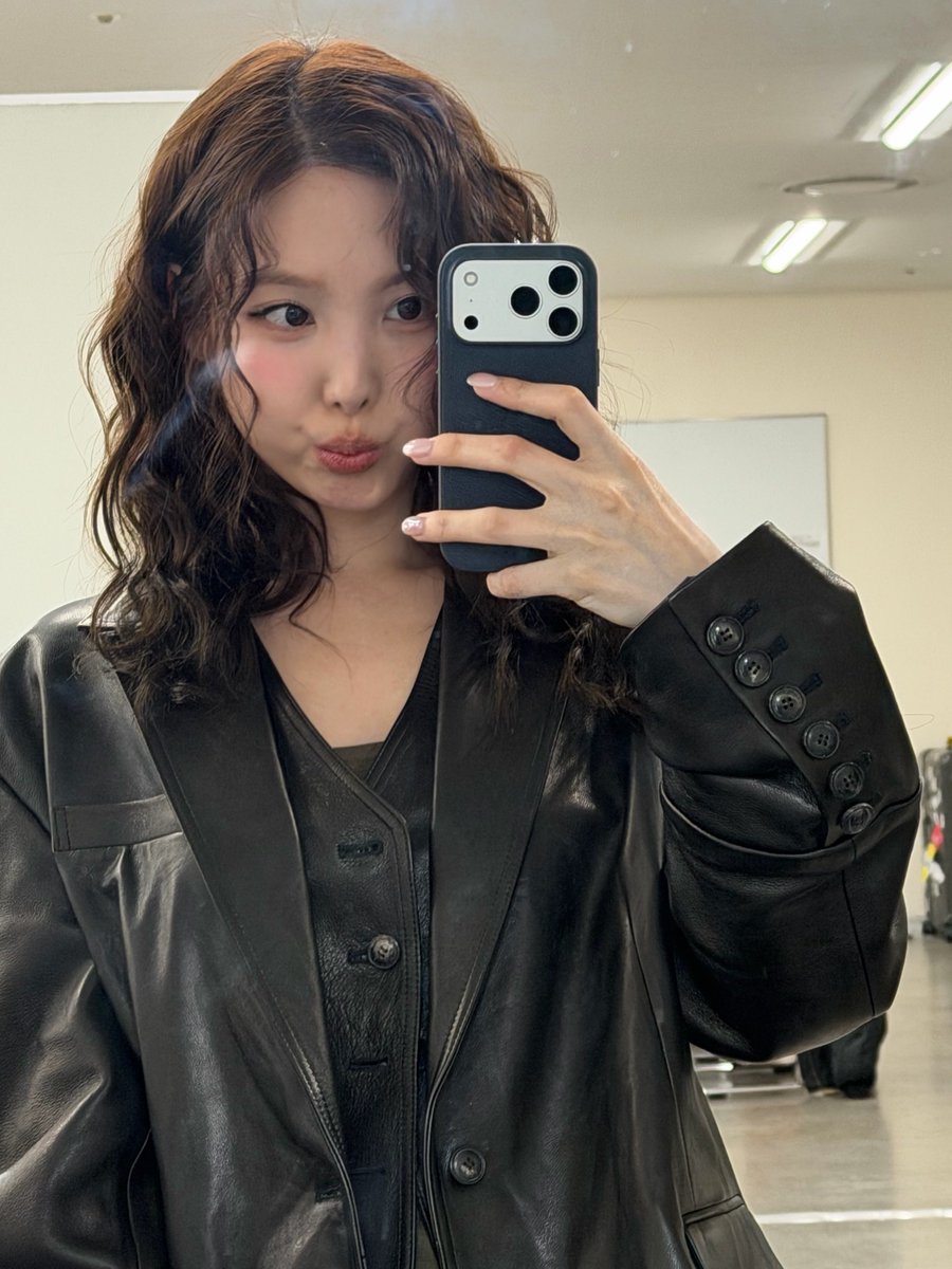 imnayeonarchive's tweet image. i really love nayeon’s mirror selfies