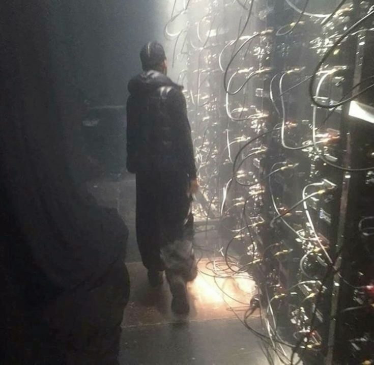 gOPwbi7qqtWeD9o's tweet image. In finance, &quot;Dark Pools&quot; are private exchanges where institutions trade without public exposure. Society now operates on the same protocol.
The public timeline is a dead market. It is filled with bots, crisis actors, and synthetic sincerity. The liquidity has dried up.
The real…