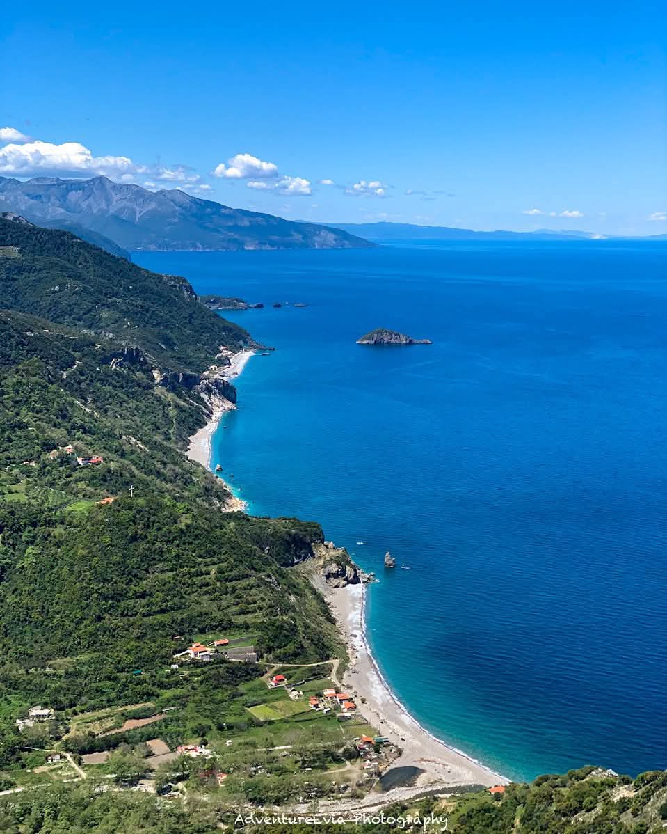 Καλημέρα και καλή Κυριακή από την κεντρική Εύβοια και το χωριό Μετόχι, με θέα την Χιλιαδού και το γαλήνιο Αιγαίο.🇬🇷🩵🇬🇷
