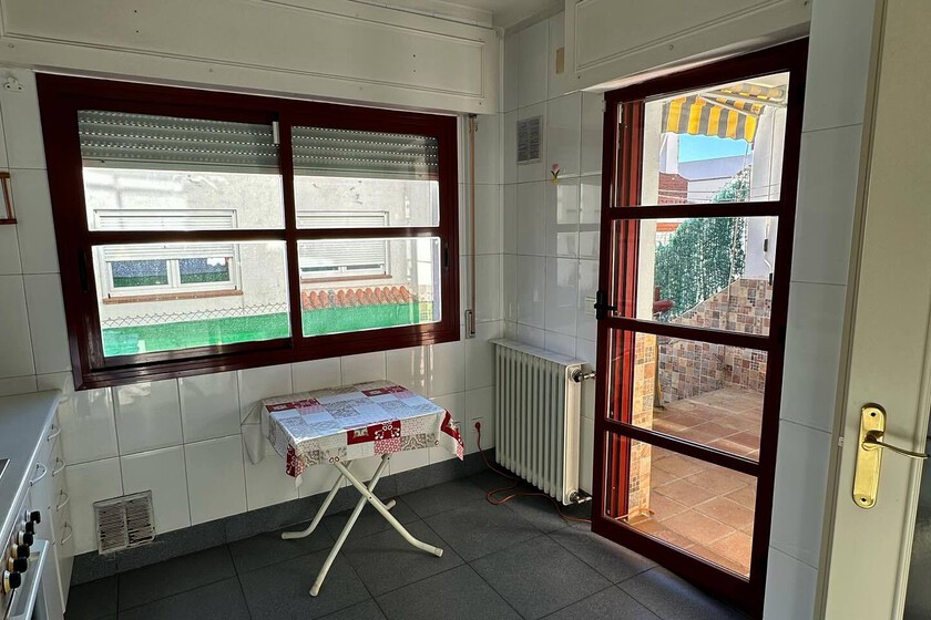 decoesfera's tweet image. Así se transformó una cocina desfasada de los 2000 en un espacio diáfano lleno de luz y armonía decoracion.trendencias.com/p/94348