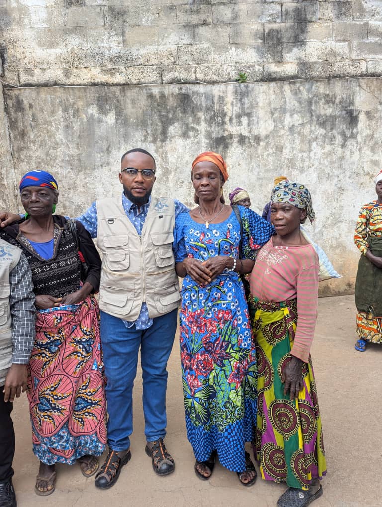 GreenShield243's tweet photo. Bukavu solidaire 
Le Bloc Citoyen Amani et ses partenaires, dont Green Shield #Africa, ont assisté les personnes du 3ᵉ âge ce 29/11/2025.  
Inclusion et dignité au cœur de l’action.  
 Servir sans distinction d’âge, c’est bâtir un avenir plus juste.  
#GreenShieldAfrica #Bukavu https://t.co/tu2xSO79sn