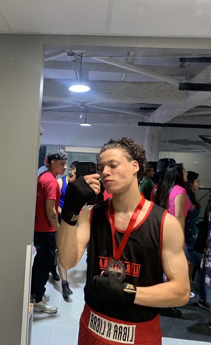 smithxjon's tweet photo. mi debut, mi primera pelea de box y lo
hicimos excelente 🤓👊🏻 gracias dios 
#boxeo https://t.co/OJbA2Wy0ti