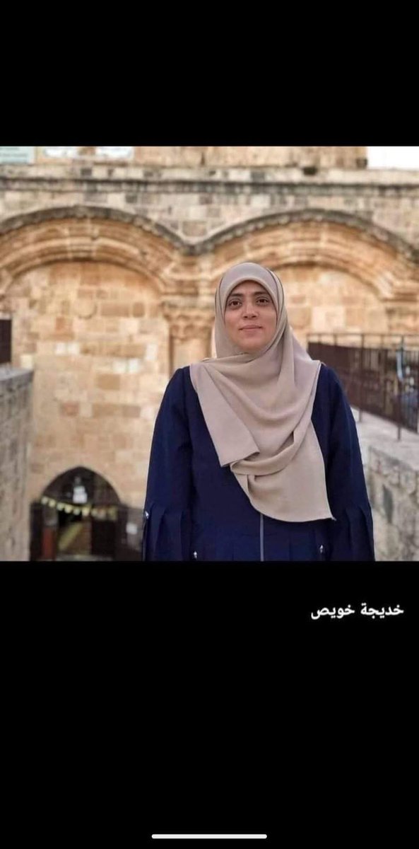 إلي الأوساخ إللي بيرفضوا المقاطعة

في يومي الأوّل في سجن الرملة، انتزعوا الدّبابيس التي أثبّت بها حجابي، وبعد رجوعي من محكمتي الأولى أخبروني أن معاصم يديّ ممنوعة في السجن بحجّة أنّها زيادةٌ عن اللباس، أخذتها منّي السجّانة وألقتها في سلّة القمامة القريبة، استطعت أن أتجاوز أمر