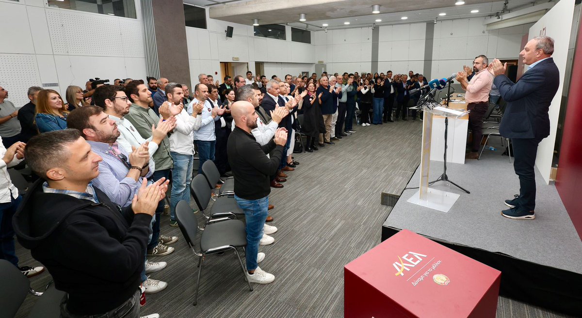 AKEL1926's tweet photo. Με ενθουσιασμό, ενότητα και αισιοδοξία, το ΑΚΕΛ μπαίνει στη μάχη των βουλευτικών εκλογών του Μάη 2026 με ένα ισχυρό ψηφοδέλτιο που αγκαλιάζει τον κόσμο του ΑΚΕΛ και της Αριστεράς, αλλά και κάθε προοδευτικό Κύπριο και Κύπρια. Αυτό είναι το μήνυμα της σημερινής Ολομέλειας της Κεντρικής Επιτροπής του ΑΚΕΛ που επικύρωσε ομόφωνα το ψηφοδέλτιο του ΑΚΕΛ – Αριστερά – Κοινωνική Συμμαχία για τις βουλευτικές εκλογές του Μάη 2026. Το ψηφοδέλτιο διαμορφώθηκε μέσα από μια πλατιά δημοκρατική διαδικασία, με τη συμμετοχή χιλιάδων μελών και φίλων του ΑΚΕΛ που είχαν την ευκαιρία να υποδείξουν και να υποβάλουν υποψηφιότητες. Η διαδικασία συνεχίστηκε με εκλογικές διαδικασίες σε κάθε επαρχία μέσα από τις οποίες αναδείχθηκαν, με μυστική ψηφοφορία, οι υποψήφιοι και οι υποψήφιες και η σημερινή επικύρωση από την Κ.Ε. ολοκλήρωσε τη διαδικασία σε πανηγυρικό κλίμα.

Το ψηφοδέλτιο του ΑΚΕΛ Αριστερά Κοινωνική Συμμαχία απαρτίζεται από ανθρώπους έντιμους, ικανούς κι έτοιμους να εργαστούν μέσα κι έξω από τη Βουλή για τις διεκδικήσεις και τις αξίες της Αριστεράς, για τις σύγχρονες ανάγκες της κοινωνίας μας. Έχει τη σφραγίδα μιας μεγάλης αύξησης στη συμμετοχή γυναικών και νέων ανθρώπων, συνδυάζει την εμπειρία και την ανανέωση και εκφράζει τη συμπόρευση του ΑΚΕΛ, της Αριστεράς και της Κοινωνικής Συμμαχίας. Χαρακτηριστικά, το 70% των υποψηφίων διεκδικεί για πρώτη φορά, η συμμετοχή των γυναικών αυξήθηκε στο 38%, το 20% των υποψηφίων προέρχονται από την Κοινωνική Συμμαχία ενώ ο μέσος όρος ηλικίας των υποψηφίων είναι τα 43 έτη, με υποψήφιους από 23 μέχρι 65 ετών.

https://t.co/Ct2bAXW4Qt