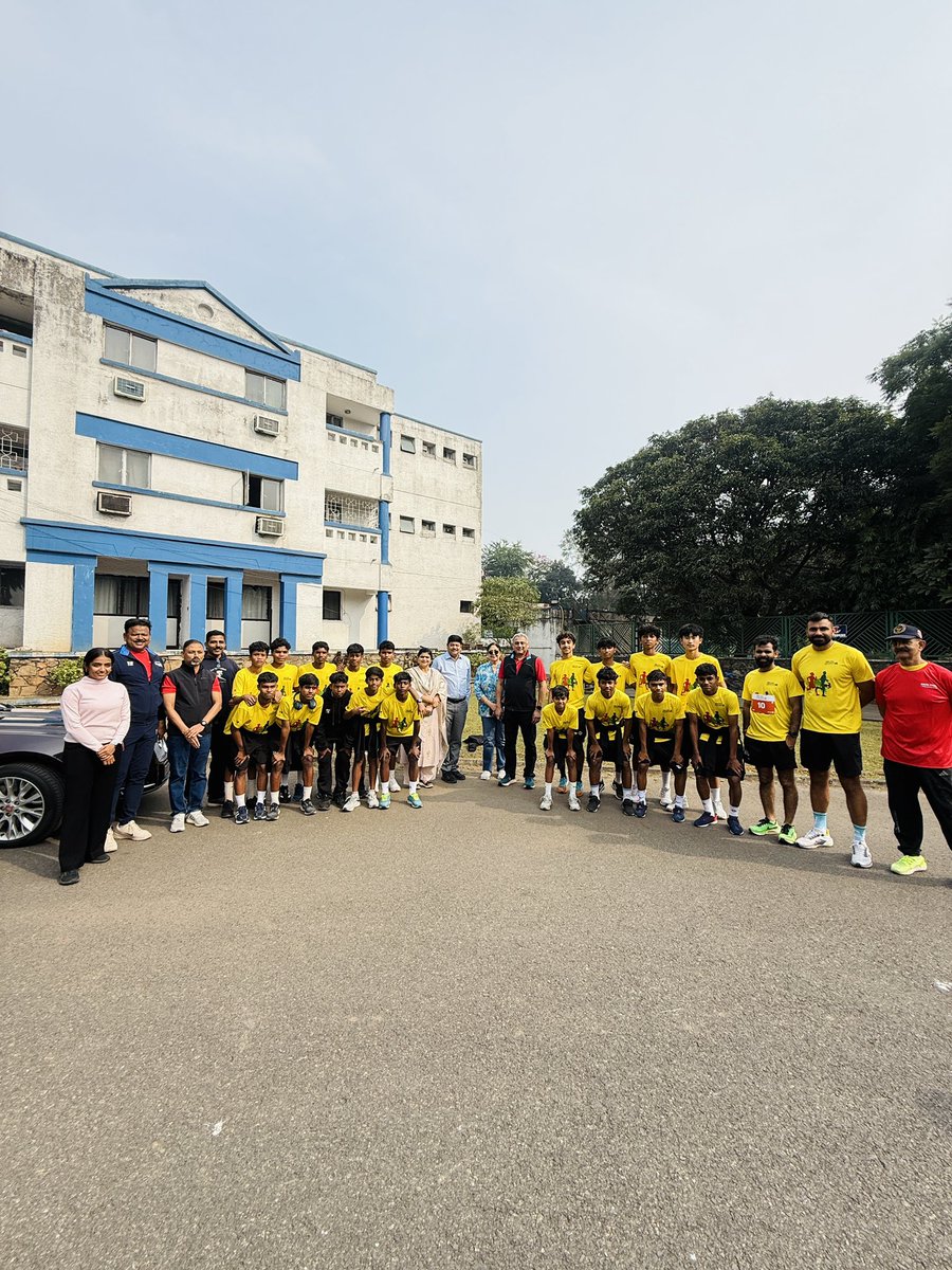 JamshedpurFC's tweet photo. Proud Finisher! 💪🏼🏆 

Our Jamshedpur FC Youth boys celebrate completing their 5 KM run with the CEO &amp; Managing Director Tata Steel T. V. Narendran &amp; VP-Corporate Services  DB Sundara Ramam promoting health &amp; awareness! 🙌 

[Jam Ke Khelo, Jamshedpur, half marathon, Dil Se Daudo] https://t.co/vk0xLF0NfY