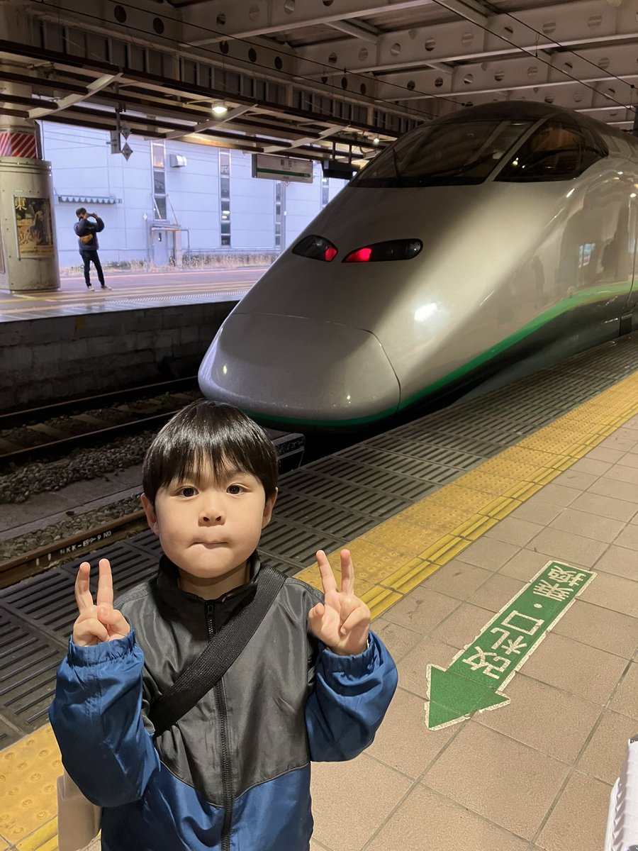 ap_wein's tweet photo. E8系つばさに乗りたくて新庄へ
張り切って待ってたらまさかのE3系2000番台(旧塗装)
ご無沙汰しております笑
我が子も「そっちかーい！」とツッコミいれてました笑 https://t.co/23tSHAnz8D