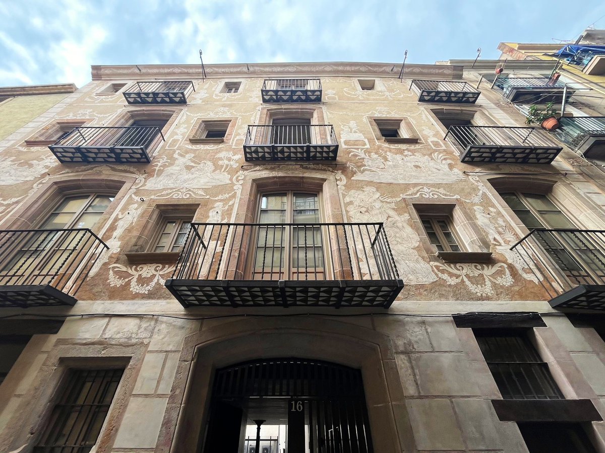 Bcnsingular's tweet image. Fins fa res, l'antiga casa fàbrica Alabau, al #Raval, queia a trossos. Avui llueix impecable: BCA Arquitectura ha rehabilitat completament l'edifici, destinat a habitatge públic. També els esgrafiats de la façana, concebuda en el seu moment per unir les dues quadres (Botella 16)