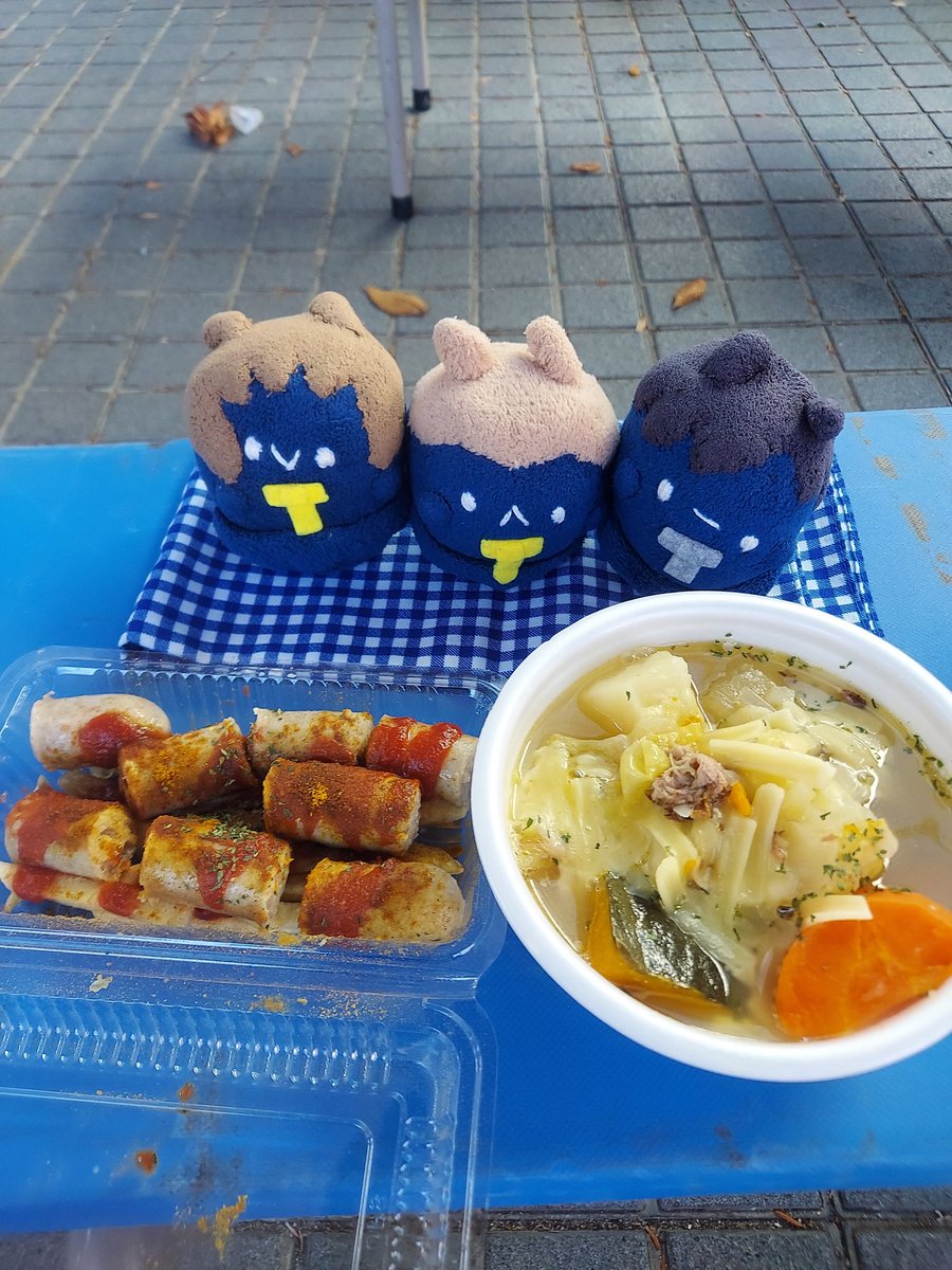 報告が送れましたが昨日のポトフとカリーヴルストをいただくトリオ

ポトフはこのくらいの時期限定で、カボチャや大根人参が大きく入っててよいですね
カリーヴルストはソーセージの取り合いになっていそう　肉なので