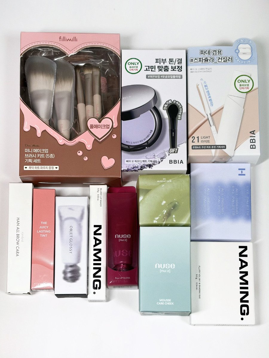 #제품제공 #RT이벤트

연말 박스 만들어봤어요! 
아이팔레트 브러시 파우더 치크 립 등등 
새제품만 쏙쏙 담은 알찬 구성🎄🤶🏻

참여 방법 : #RT + #follow 
당첨 인원 : 1명 
당첨자 발표 : 12월 중 / 반택 배송

내년에도 잘 부탁드립니다! 열심히 화얘 해요 ✨

제품 설명은 타래 확인 ⬇️