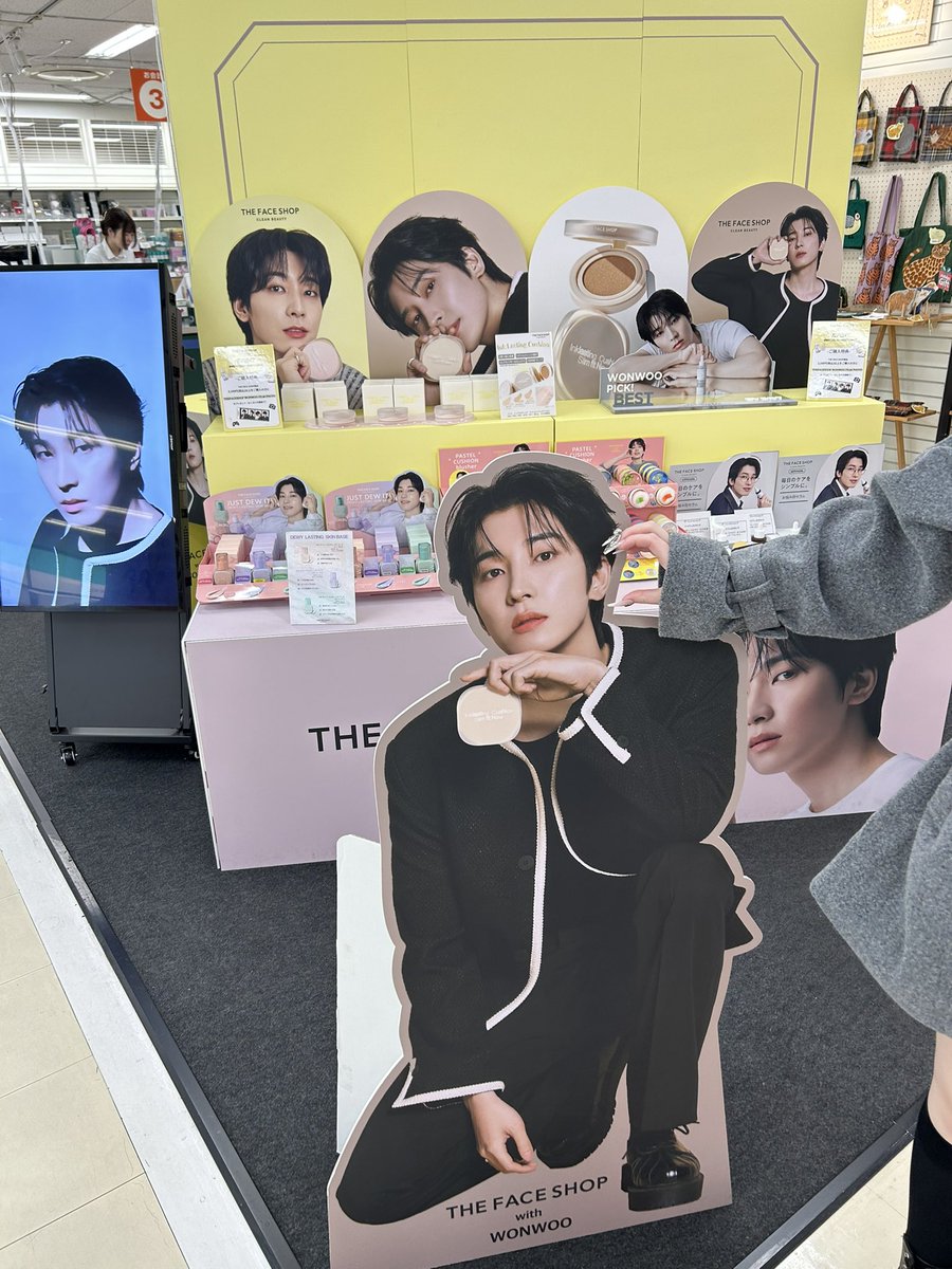 1567Kyo's tweet image. 今ごろ名古屋3日目のライブの真っ最中だよね。

今日も良い時間となりますように。

わたしは最後に会えるメンバーにご挨拶して帰ります🚄

来週の大阪も元気に行けますように‼️