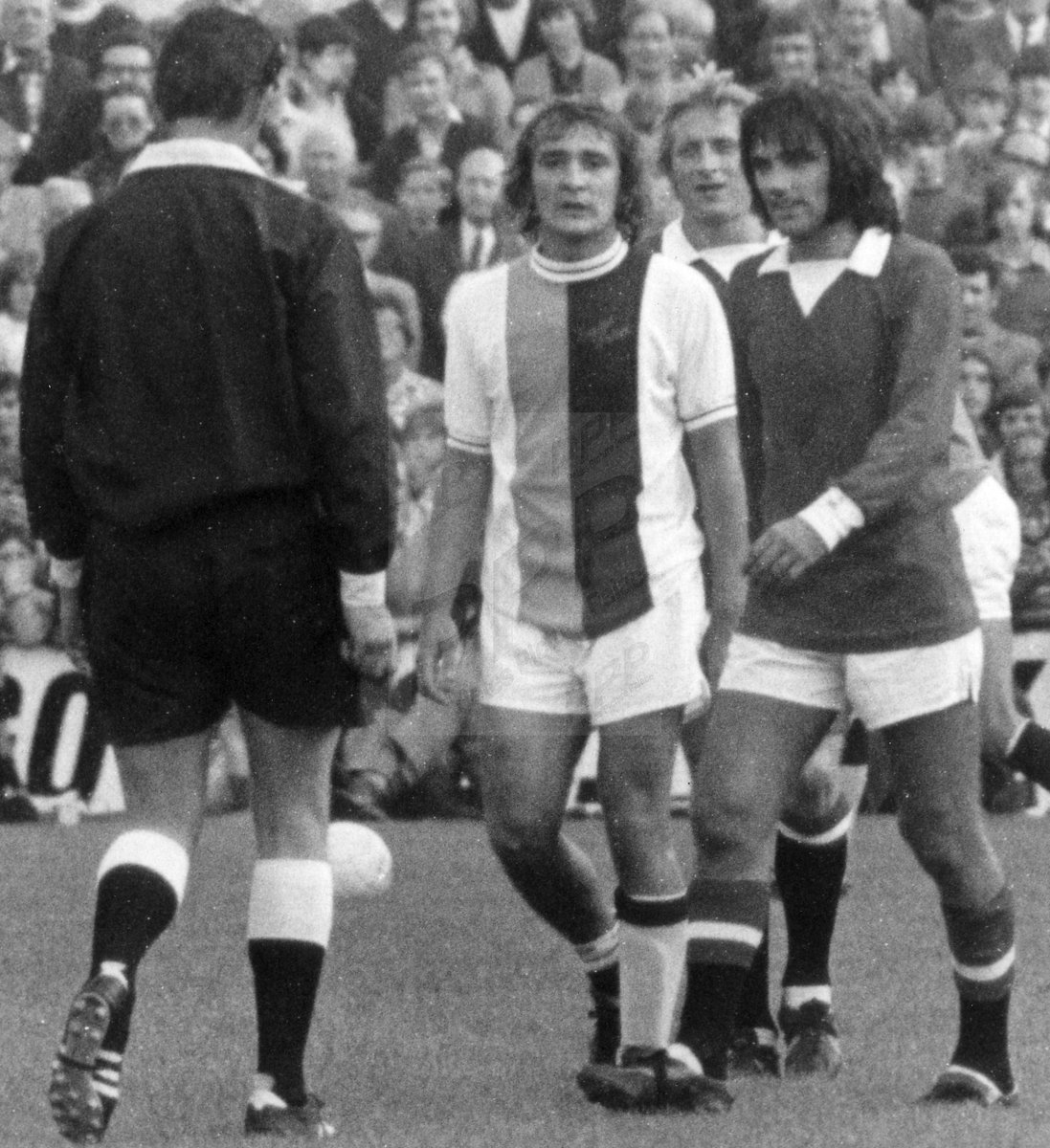 PetesPicPalace's tweet image. Press photo - #Palace 1 v #ManUtd 3 #mufc Sept 1971, Legends of the game - #Referee Jack Taylor summoning Steve Kember &amp;amp; George Best for a chat with Denis Law poking his nose in. Would have loved to be a fly on the wall! Steve's last home game for #cpfc before his big money move.