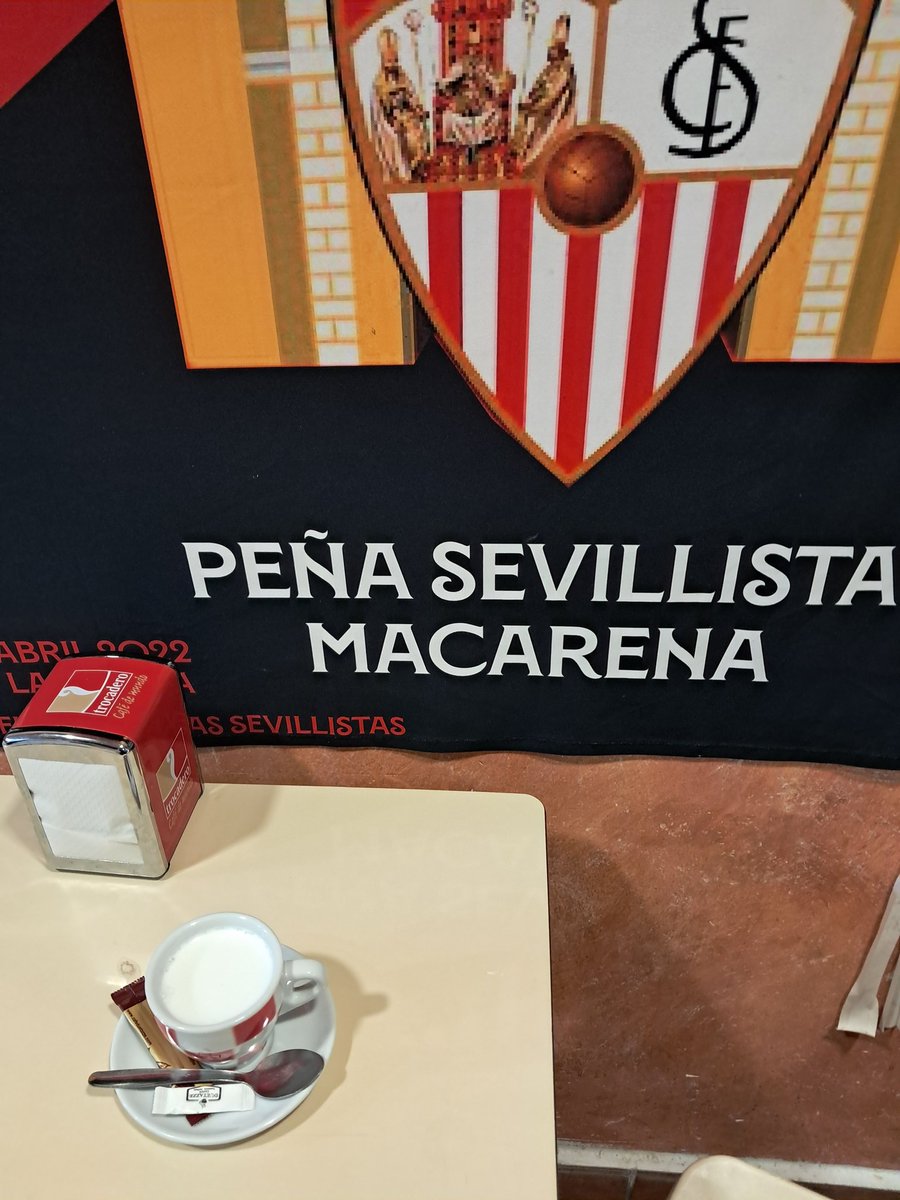 Desayunando tras votar. Luego el derby. Que Dios reparta suerte.