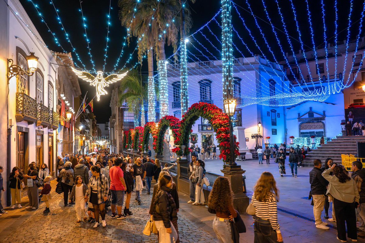 ElTimeLaPalma's tweet photo. Santa Cruz de la Palma enciende su Navidad con un espectáculo renovado de luz y color de 300 drones ante 20.000 personas #lapalma #canarias #noticias #eltime #navidad #encendido https://t.co/3YPEvB0acd https://t.co/BlTwclsN65