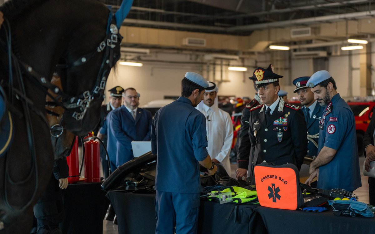 استقبل سعادة الشيخ خليفة بن حمد بن خليفة آل ثاني، وزير الداخلية وقائد قوة الأمن الداخلي (لخويا)، اليوم، سعادة الجنرال سلفاتوري لونغو، القائد العام لقوات الدرك الإيطالية (الكارابينيري).
وخلال الاجتماع، ناقش الجانبان تعزيز التعاون الاستراتيجي بين لخويا والكارابينيري، في إطار