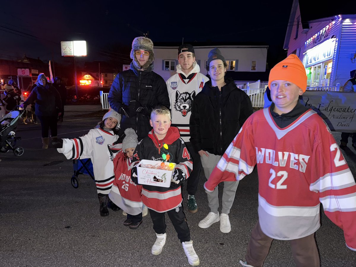newenglandwolv1's tweet image. The Holiday season has begun!  Wolves have decorated their tree downtown and marched in Saturdays Laconia parade.  Special thanks to the Haynes and Nugent families! It’s special to be a Wolf! #newolves @EHL_Hockey @EHLpremier