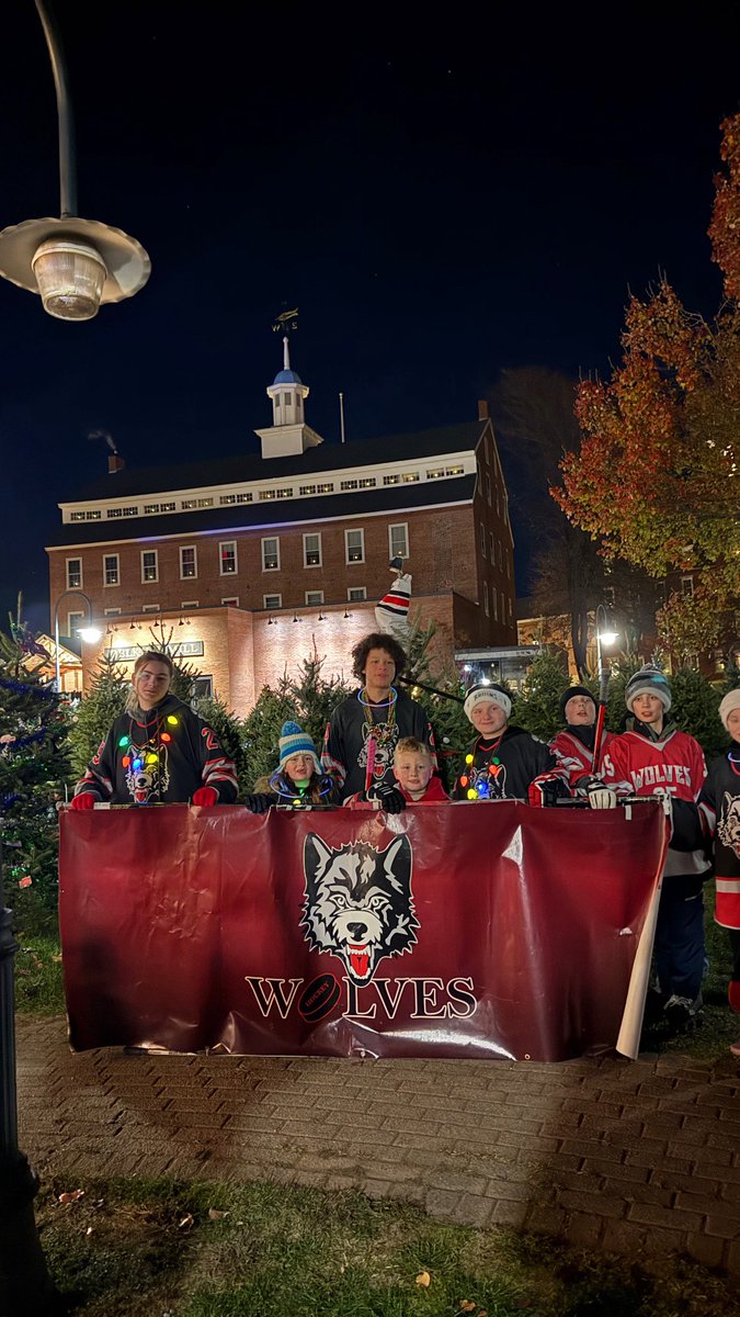 newenglandwolv1's tweet image. The Holiday season has begun!  Wolves have decorated their tree downtown and marched in Saturdays Laconia parade.  Special thanks to the Haynes and Nugent families! It’s special to be a Wolf! #newolves @EHL_Hockey @EHLpremier