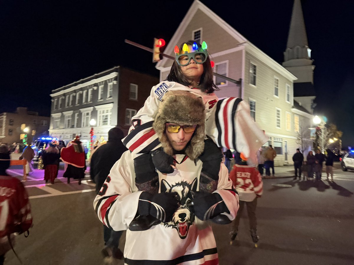 newenglandwolv1's tweet image. The Holiday season has begun!  Wolves have decorated their tree downtown and marched in Saturdays Laconia parade.  Special thanks to the Haynes and Nugent families! It’s special to be a Wolf! #newolves @EHL_Hockey @EHLpremier