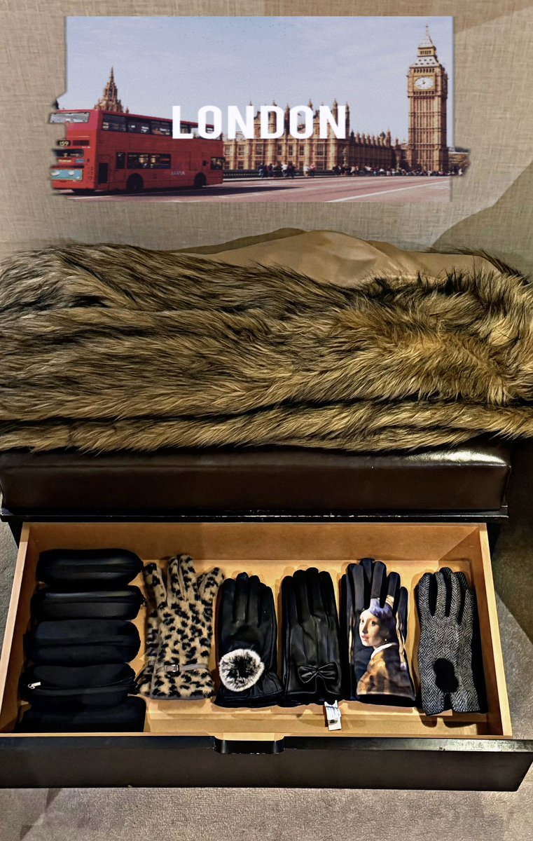 " أنا لا أشبه الآخرين ؛
 وحدهم الآخرون يشبهون الآخرين " .