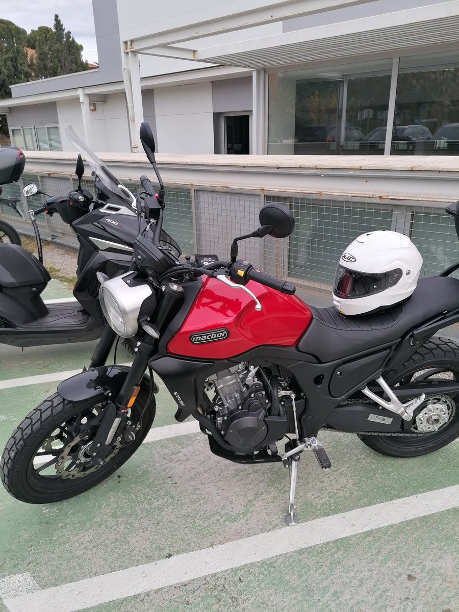 FrancescFPC's tweet image. Avui ruta curta, tirant a molt curta. Fins al Pavelló. Els nets juguen de locals.