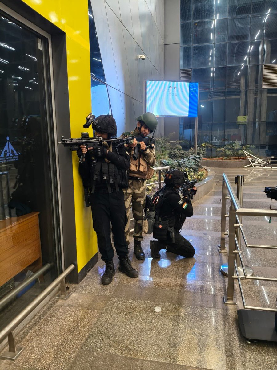 CISFHQrs's tweet image. Multi-Agency Mock Exercise Showcasing Synergy at ASG Surat

CISF in co-ordination with NSG and Surat Police led a high-intensity multi-agency mock exercise at Surat Airport, simulating a coordinated multiple-attack scenario across key airport zones.

Personnel from CISF, NSG,…
